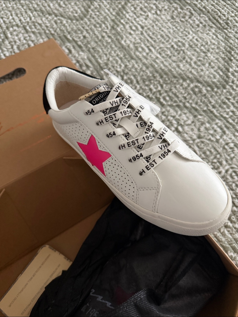 Vintage Havana Women's White Leather Sneaker with Pink Star Accent size 8 NWT